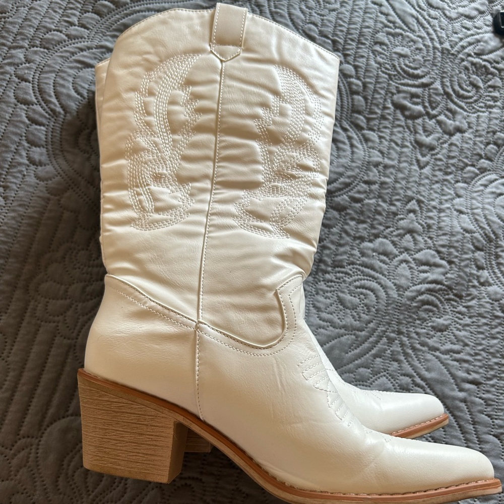 Pierre Dumas White Heeled Boots with Western Flair